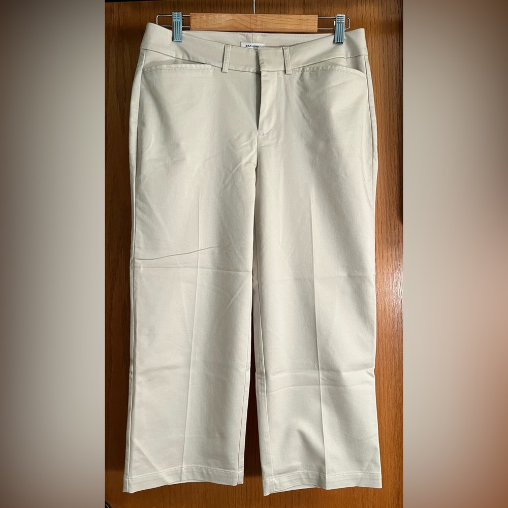 Dockers capris.